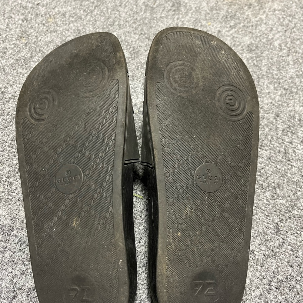 Gucci slides size 4